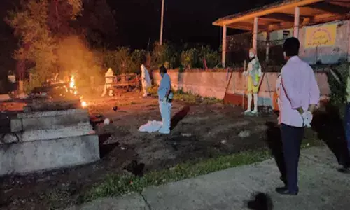 Peddapalli: ZP chairman holds last rites of coronavirus patient