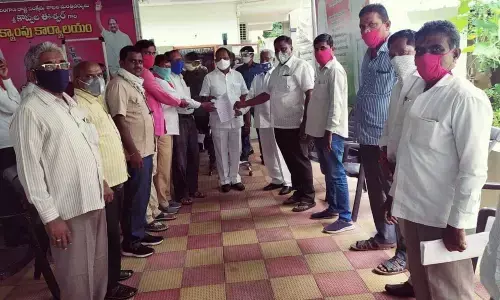 RFCL-JAC representatives submitting a memorandum to Welfare Minister Koppula Eshwar