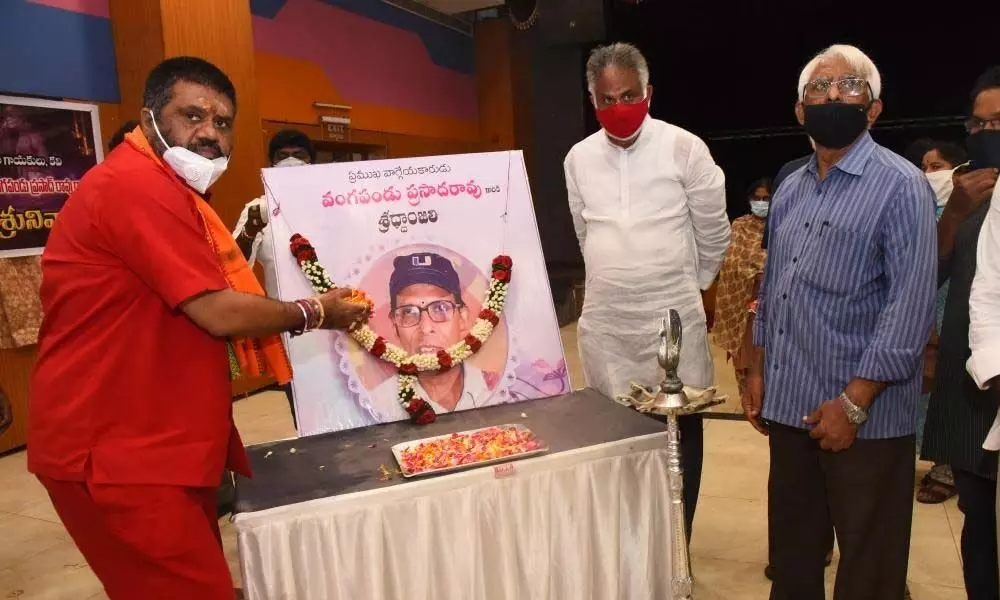 Tourism Minister M Srinivasa Rao and others paying tributes to balladeer Vangapandu in Visakhapatnam on Tuesday