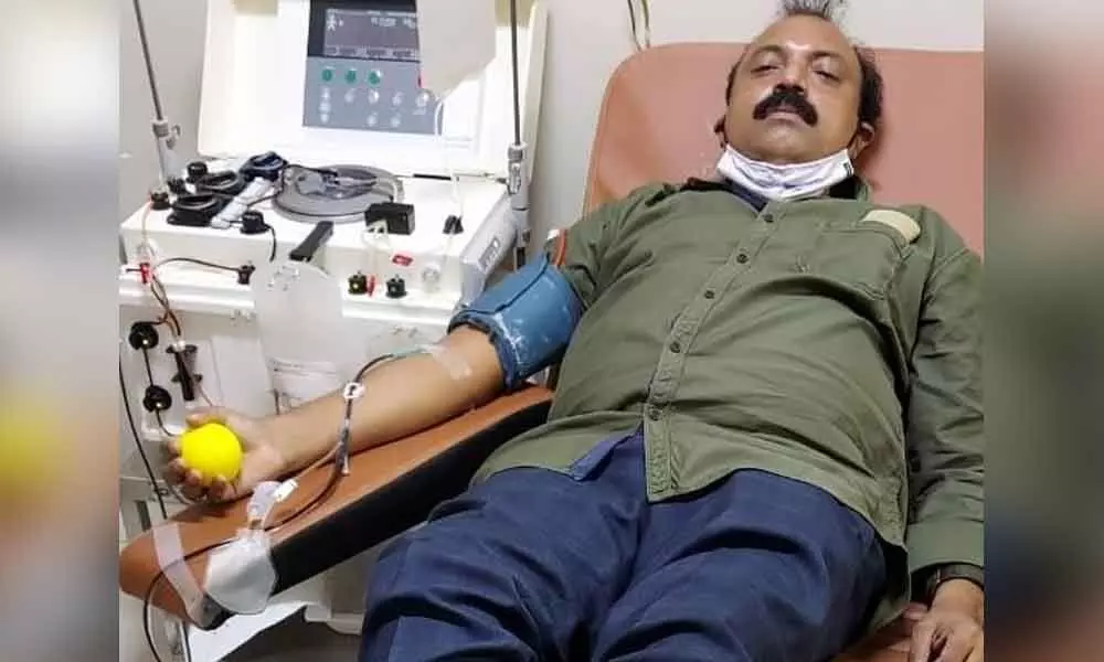 Visakhapatnam: Former corporator Kampa Hanoku donates plasma