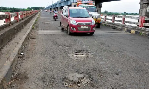 Roads on Sir Arthur Cotton Barrage in bad shape