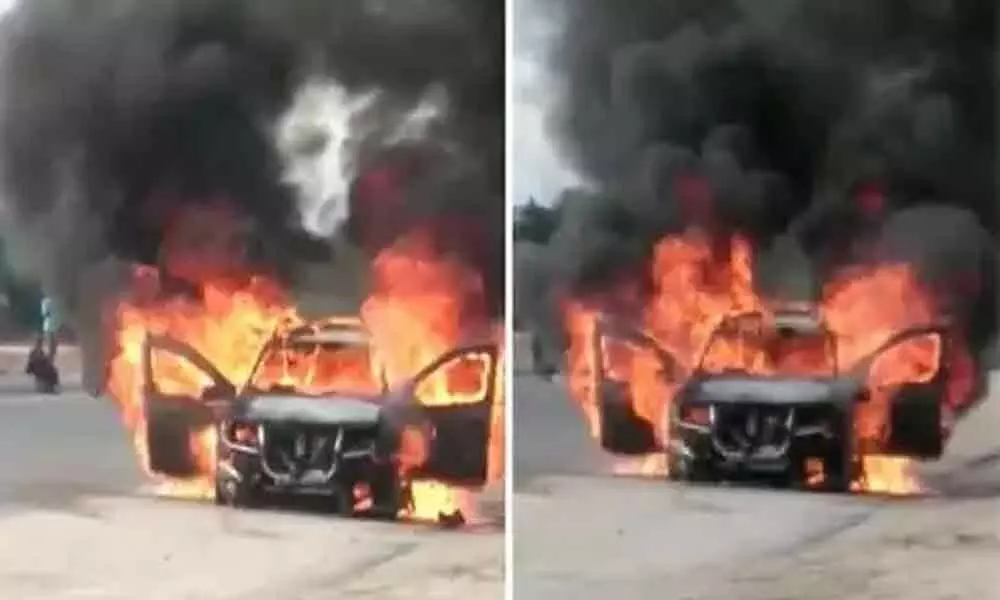 Car catches fires in Chittoor while going to temple