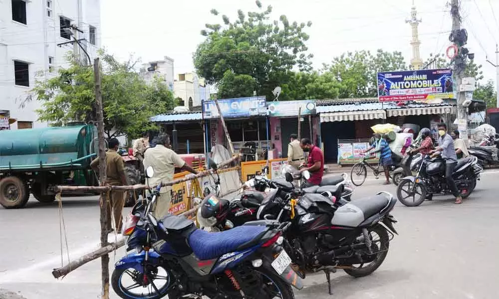 Police restricting movement of people by pulling up barricades in Vijayawada