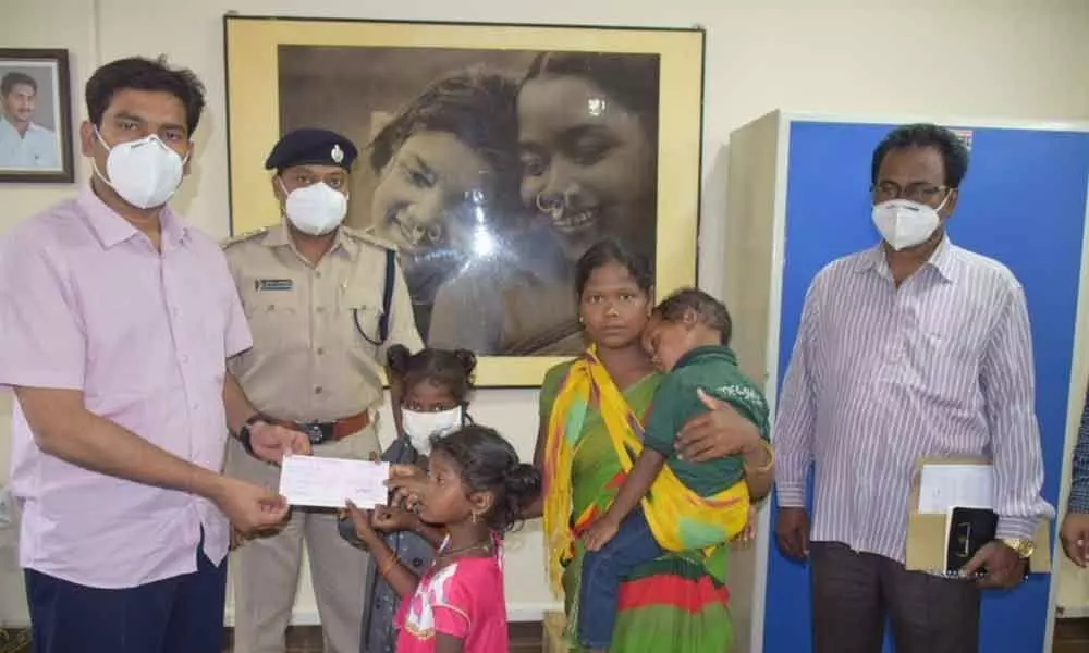 Visakhapatnam: Ex gratia of 1lakh each handed over to families of Visakhapatnam blast victims