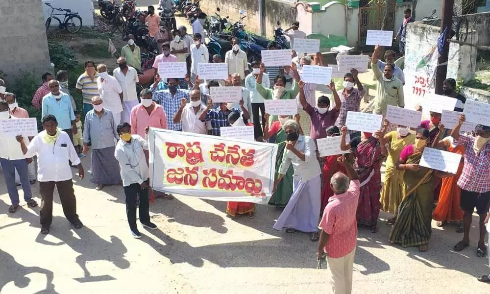 Weavers organising a demonstration against the abolition of handloom and handicraft boards at Devangapuri in Prakasam district on Friday