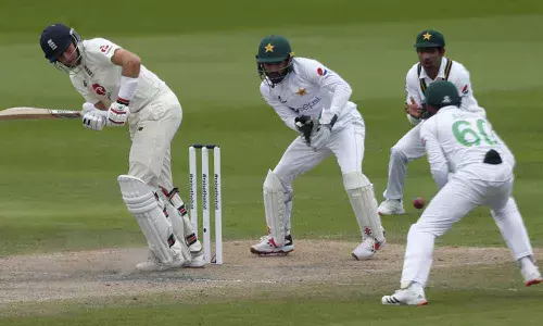 Sibley, Root steady in chase of 277