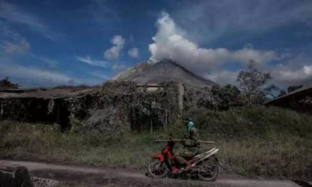 Indonesias Sinabung volcano erupts, flight alert issued