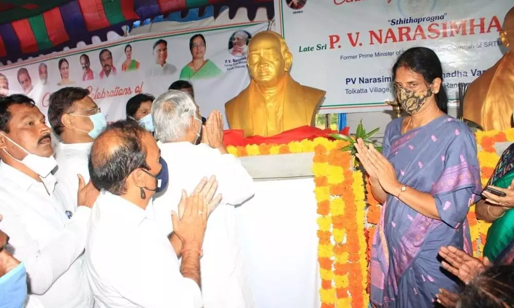 Education Minister Sabitha Indra Reddy unveiling the bust of PV Narasimha Rao  in Moinabad mandal