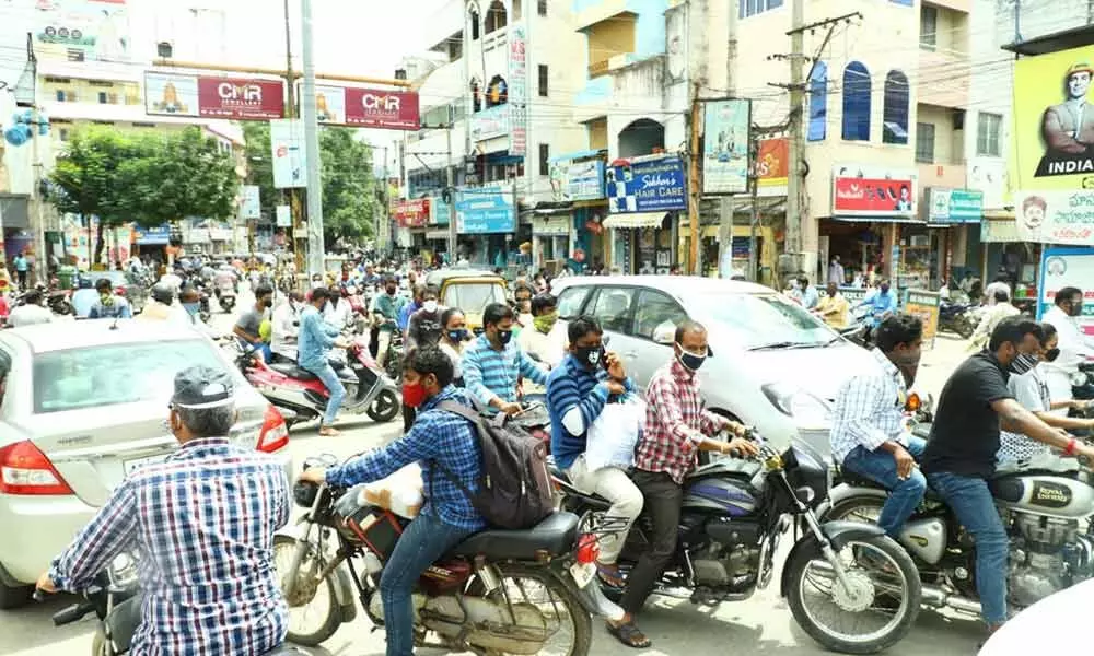 People violate all norms imposed under Covid protocol at  Nallugukalla Mandapam junction in Tirupati