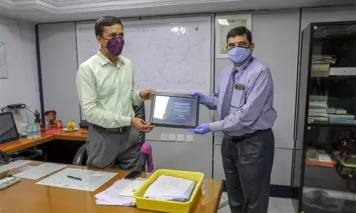 HDFC bank senior Vice-President Vishal Bhatia presenting the award to SCCL Director Balaram in Hyderabad on Tuesday