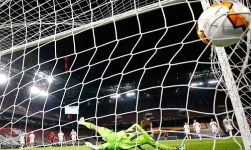 Solskjaer urges United to improve after entering Europa semis