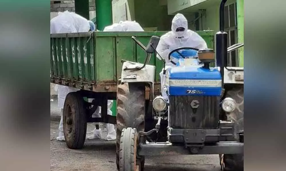 Dead bodies of covid patients ferried on a tractor, action proposed against officials; (File Photo)