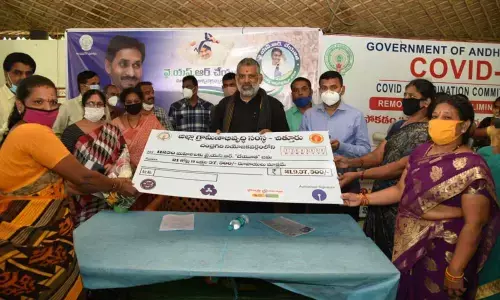 Chevi Reddy handovers Rs 21 crores Bankers Check to women under YSR Cheyutha