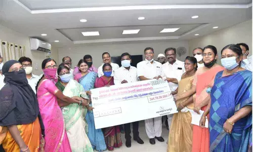 District Collector Gandham Chandrudu  launching YSR Cheyutha scheme in Anantapur on Wednesday
