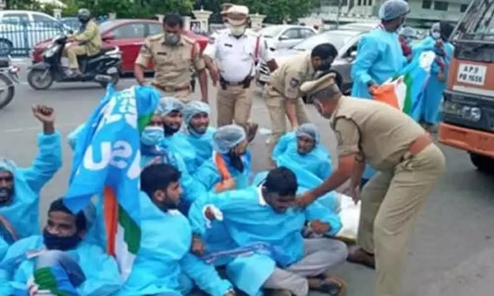 NSUI attempts to lay siege Pragathi Bhavan