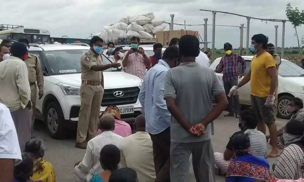 Kurnool: Covid patients block traffic