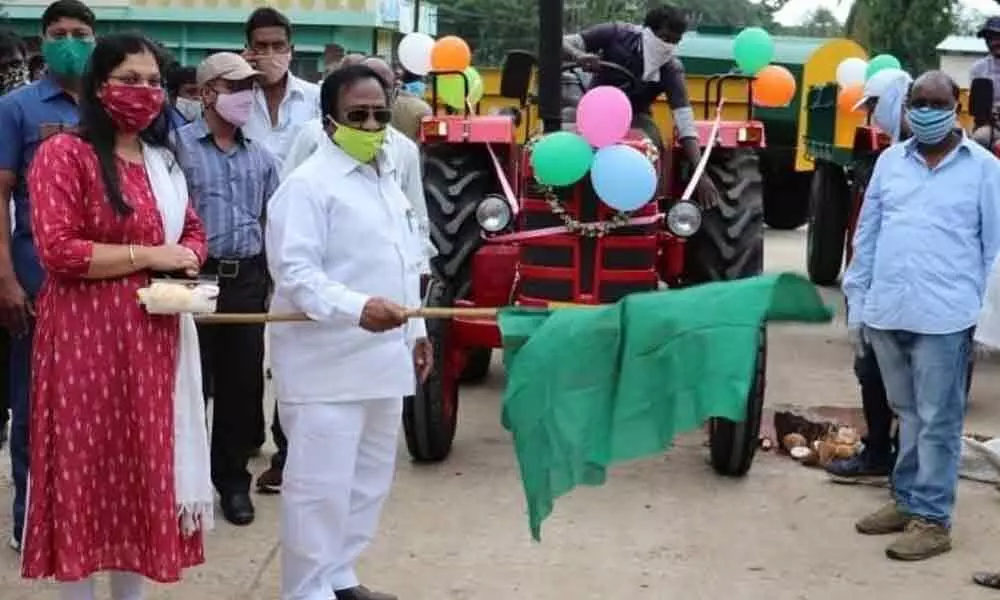 Mayor Gunda Prakash Rao and Municipal Commissioner Pamela Satpathy flagging off the new vehicles in Warangal on Wednesday