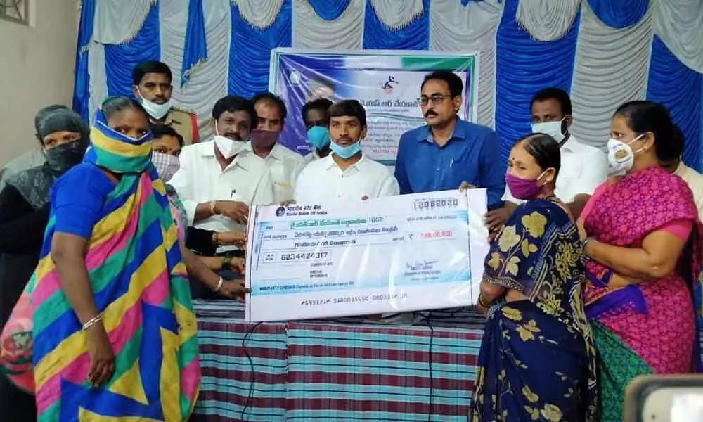 MLA Dr Jaradoddi Sudhakar handing over the YSR Cheyutha cheque to a  beneficiary at Gudur Village in Kodumuru constituency on Wednesday