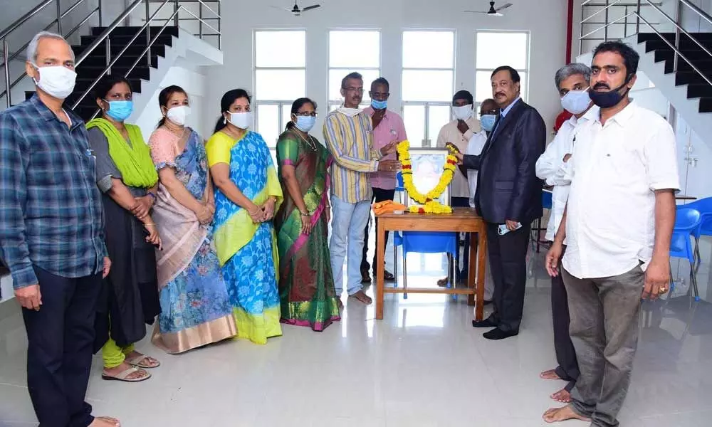 Nannaya University Vice-Chancellor Prof Mokka Jagannadha Rao paying tributes to SR Ranganadhan in connection with his Jayanti held on the campus on Wednesday