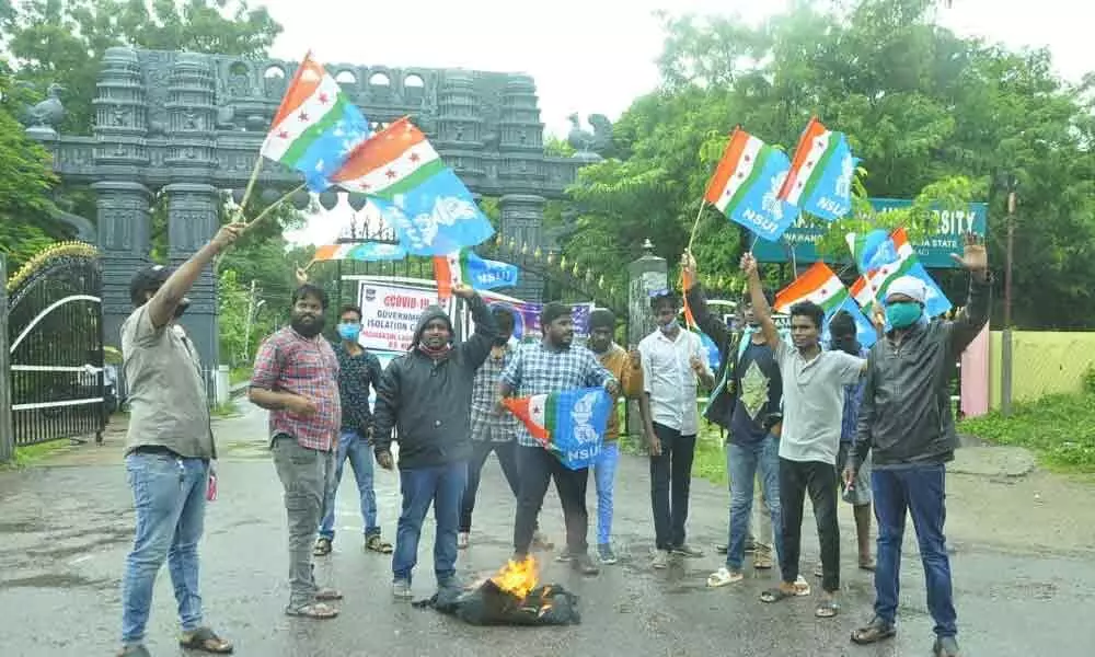 NSUI stage protest in Warangal demanding release of its activists arrested