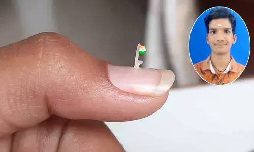 National flag carved on rice grain (Inset) Srijith