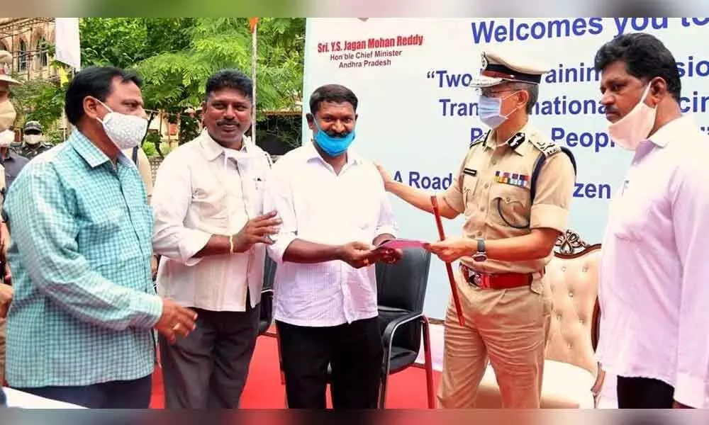 AP Police Officers Association Guntur district president T Manikyala Rao submitting a memorandum to DGP