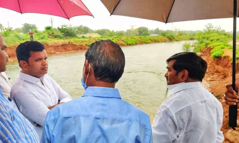 Minister Jagadish Reddy and MLA Gadari Kishore Kumar enquiring about canal breach with Irrigation officials at the spot near Thimmapuram village on Friday