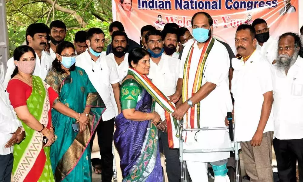 TPCC chief and MP N Uttam Kumar Reddy welcoming Bhavani Reddy