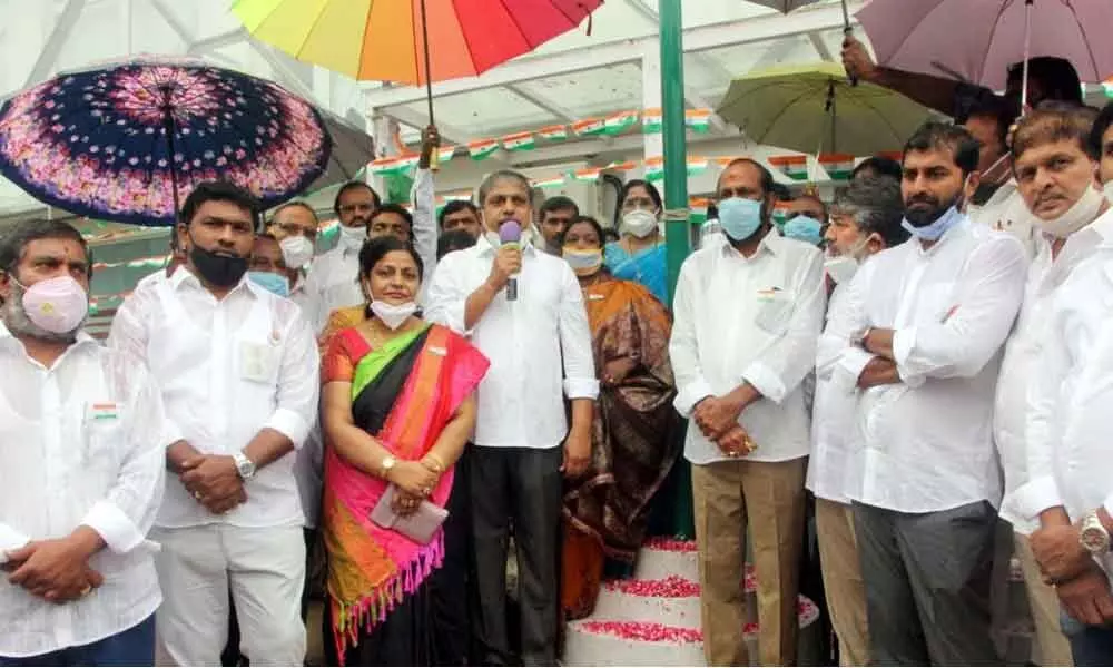 Sajjala Ramakrishna Reddy, Government Advisor, hoisting the National Flag at the YSRCP party office at Tadepalli on Saturday