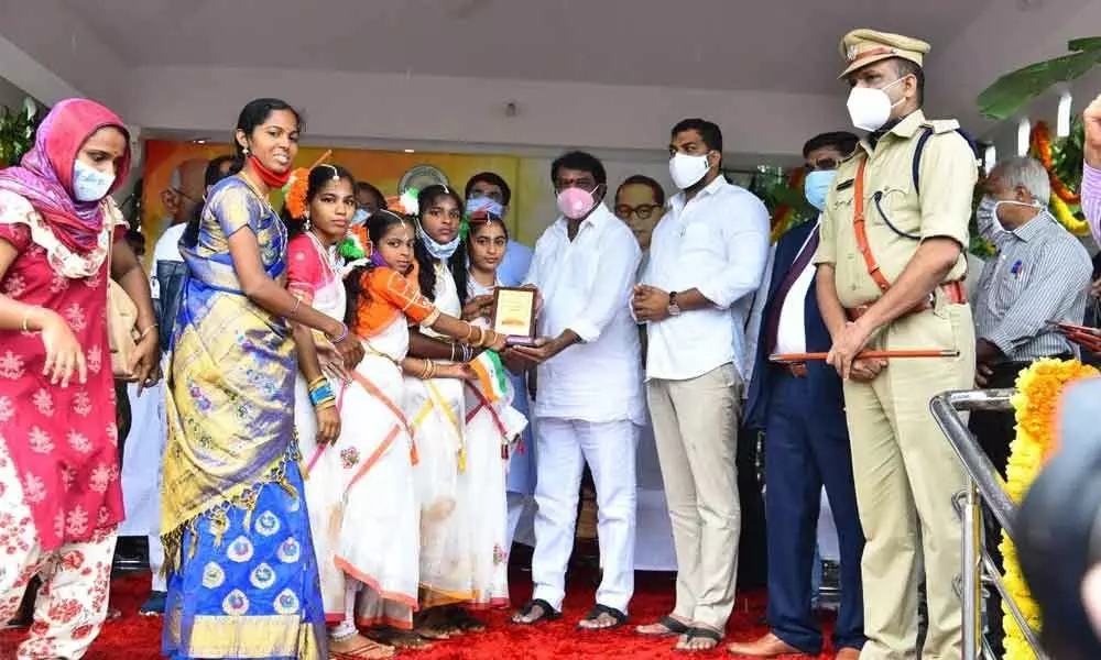 District in-charge minister Anil Kumar Yadav presenting mementoes to students on the occasion of Independence Day celebrations held at Police Parade grounds in Kurnool on Saturday. Minister for Finance and Labour Buggana Rajendranath Reddy, Gummanur Jayaram, District Collector G Veera Pandiyan, SP Dr Fakkeerappa Kaginelli are also seen