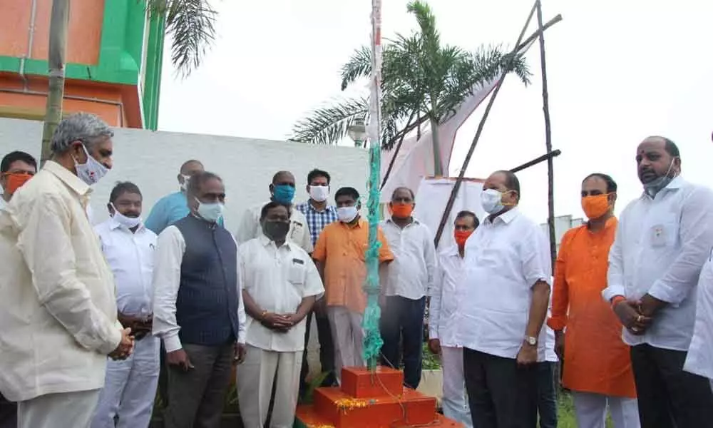Former president of State BJP Kanna Lakshminarayana and other party leaders after hoisting the National Flag at the party State office in Guntur on Saturday
