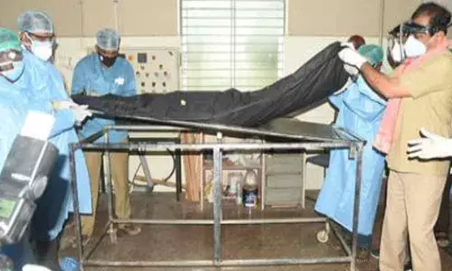 YSRCP MLA sets an example by holding cremation ceremony for corona victims in Tirupati