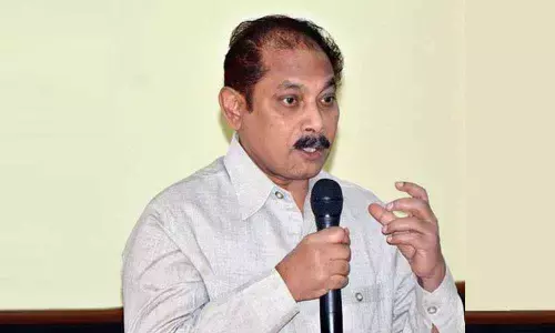 Re􀀂red Professor V Balamohandas