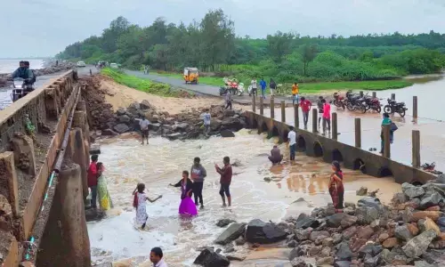 Waves crossing Uppada road