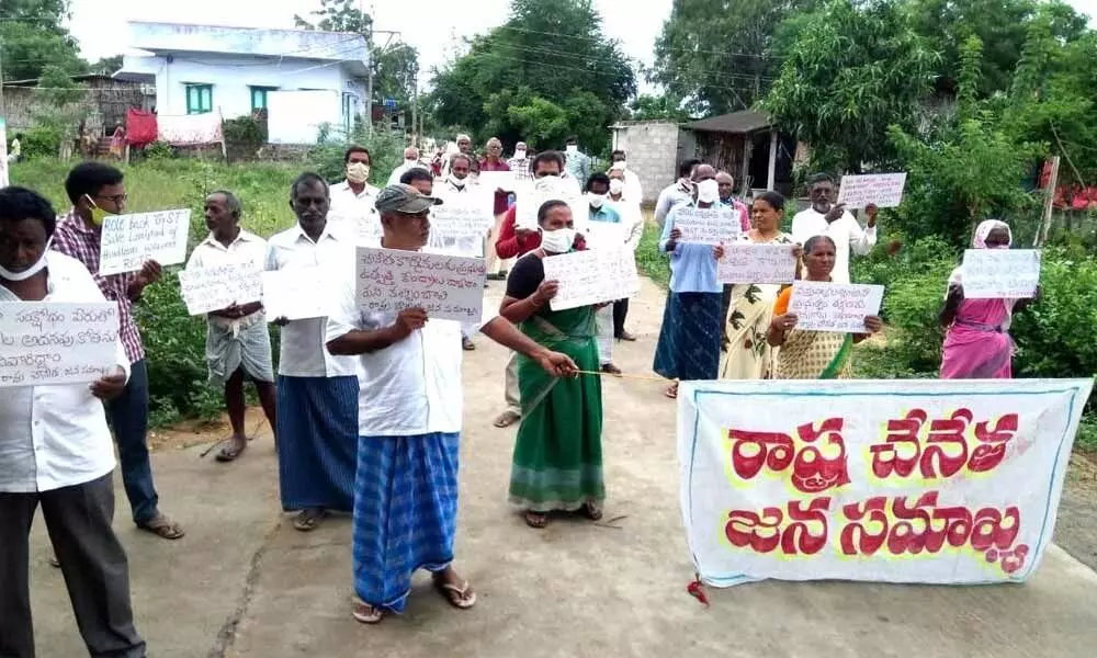 Weavers protesting at Eepurupalem near Chirala on Sunday
