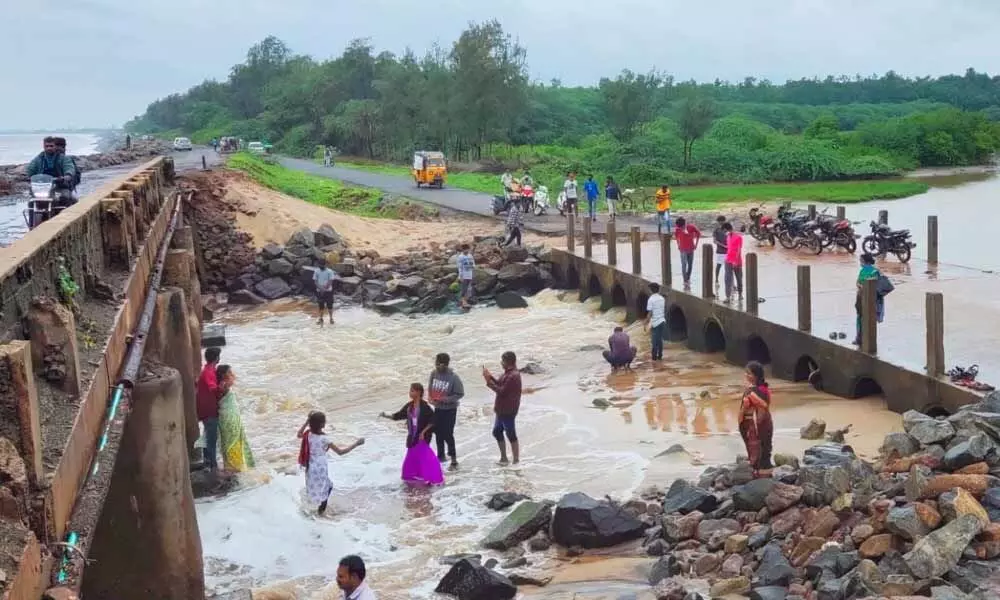 Waves crossing Uppada road