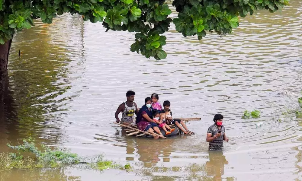 Flood-affected colonies in Warangal 	Photos: G Shyam Kumar