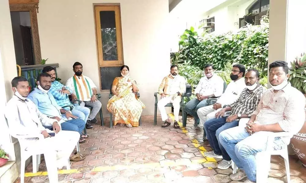 Former Mayor Errabelli Swarna and former City Congress Committee president Katla Srinivas Rao speaking to party cadres