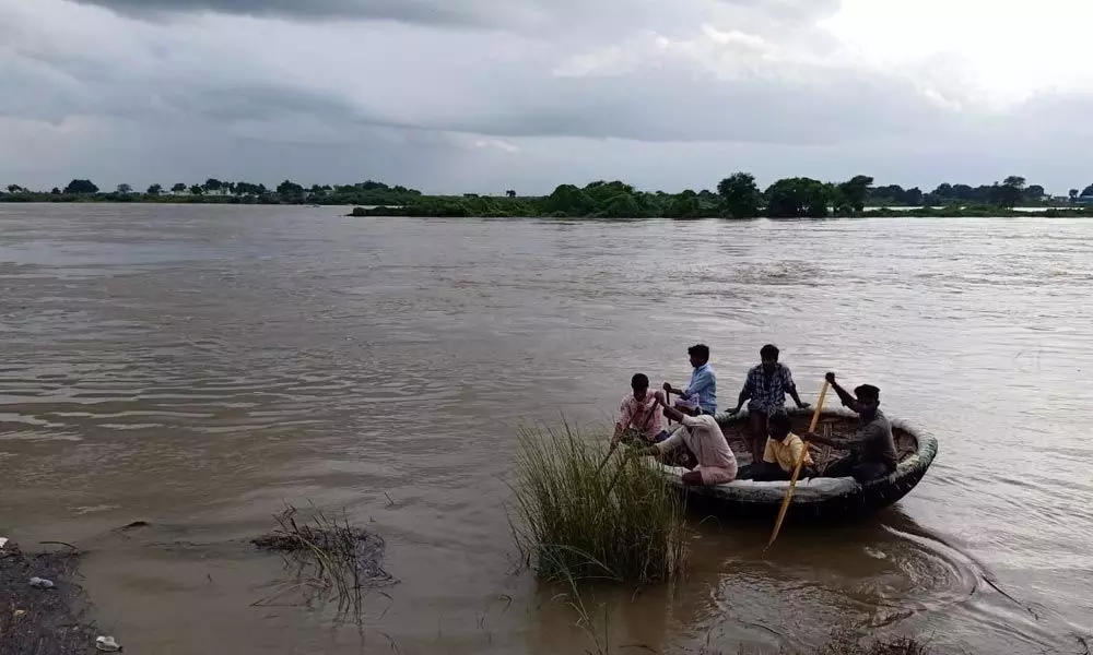 Locals searching for the body of boat driver in Tungabhadra river in Gadwal district on Monday