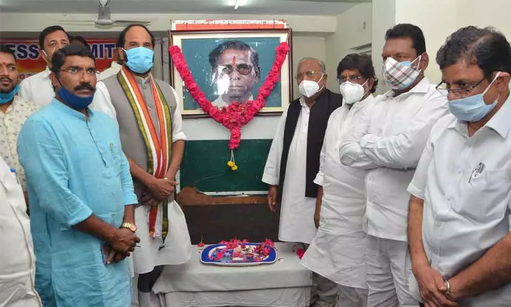 TPCC president N Uttam Kumar Reddy along with Congress senior leaders after paying floral tributes to former Congress MP Nandi Yellaiah who died recently,  in Hyderabad on Monday