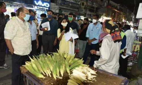 GHMC identifies 77,939 street vendors in city