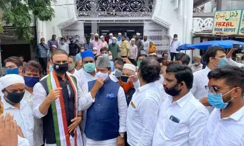 Former Minister and ex-Leader of Opposition Mohammed Ali Shabbir with Congress leaders