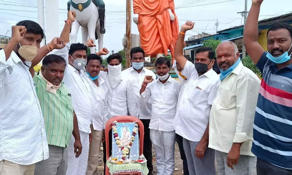 Taddy toppers paying tributes to Sardar Papanna’s portrait at Makloor on Tuesday on the latter’s 370th birth anniversary