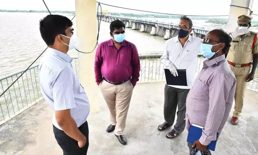 District Collector G Veera Pandian reviewsing the water level during his visit to Sunkesula Barrage on Tuesday
