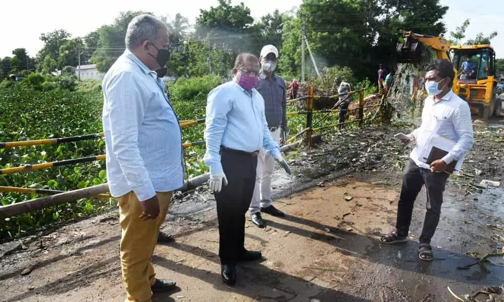 Krishna District Collector Md Imtiaz inspecting Budameru drain at Gunadala in Vijayawada on Tuesday