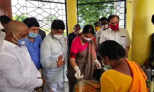 Mahabubabad MP M Kavitha distributing food to flood victims at a rehabilitation centre in Bhadrachalam on Wednesday