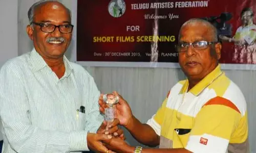 Bhaskar Chandra receiving memento from MV Raghu