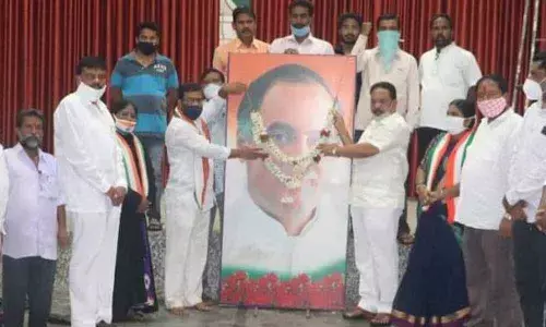 Congress leaders paying tributes to former Prime Minister Rajiv Gandhi on his birth anniversary in Warangal on Thursday