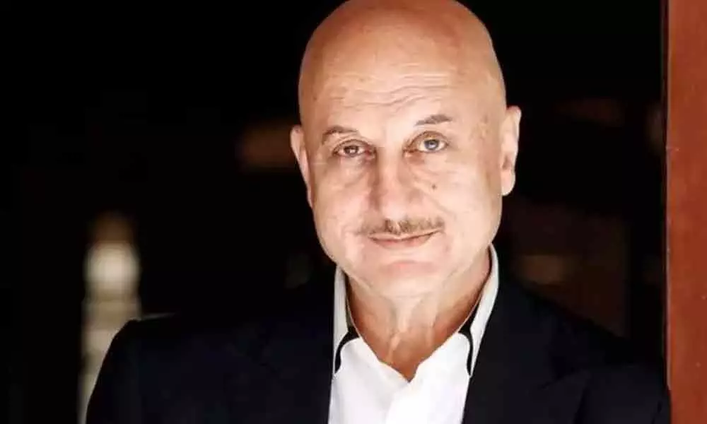 Anupam Kher Drops A Funny Video Along With Her Mother And Tries To Distract  Her From Watching The TV Serial