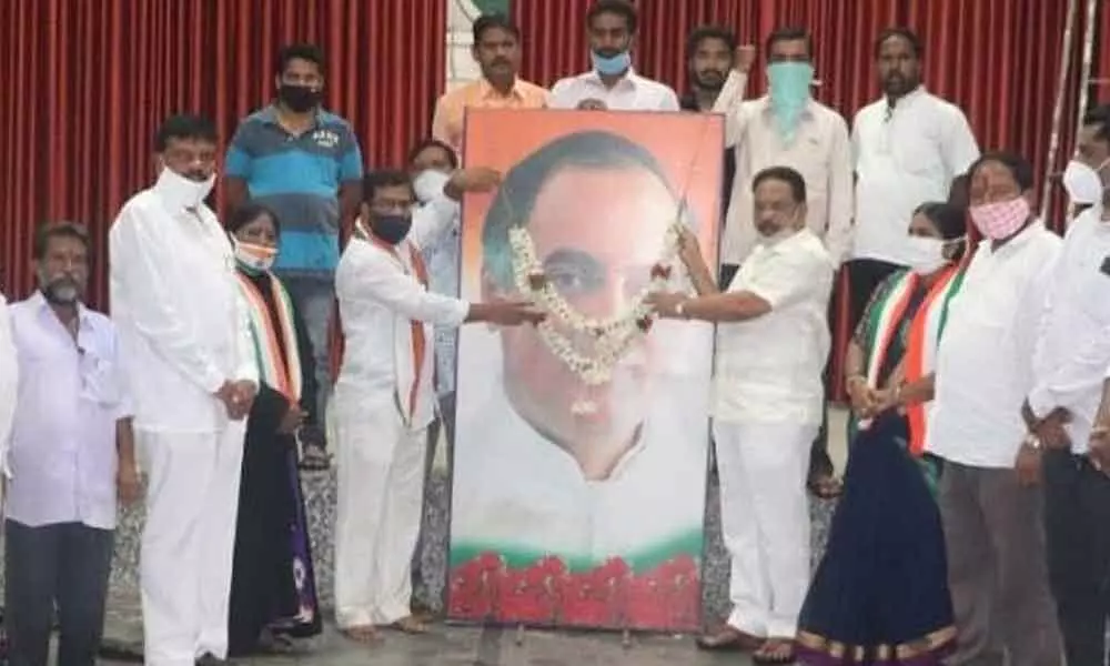 Congress leaders paying tributes to former Prime Minister Rajiv Gandhi on his birth anniversary in Warangal on Thursday